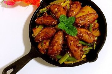 “干鍋雞翅”的家常做法，麻辣鮮香，好吃到舔盤子
