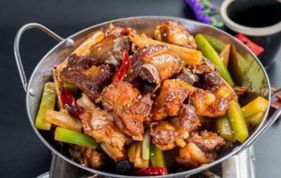 “干鍋排骨”的家常做法，做法簡單，口感麻辣鮮香