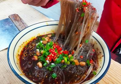 成都特色小吃酸辣粉技術(shù)培訓(xùn)，價(jià)廉物美創(chuàng)業(yè)無(wú)憂(yōu)