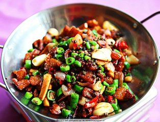 辣子雞最正宗的做法，外酥里嫩，麻辣爽口超過癮