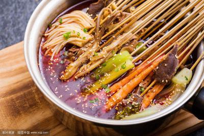  四川砂鍋串串香餐飲訓(xùn)練班哪里好？師傅現(xiàn)場(chǎng)操作訓(xùn)練