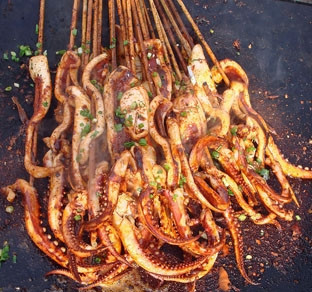 四川小吃鐵板魷魚技術(shù)做法哪里好？短期小吃培訓(xùn)中心